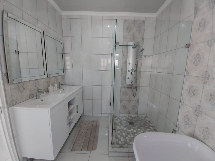 5 Bedroom Property for Sale in Meerhof North West
